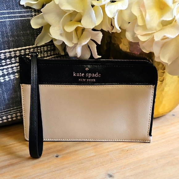 Kate Spade Lucy L-Zip Wristlet - Picture 1 of 7